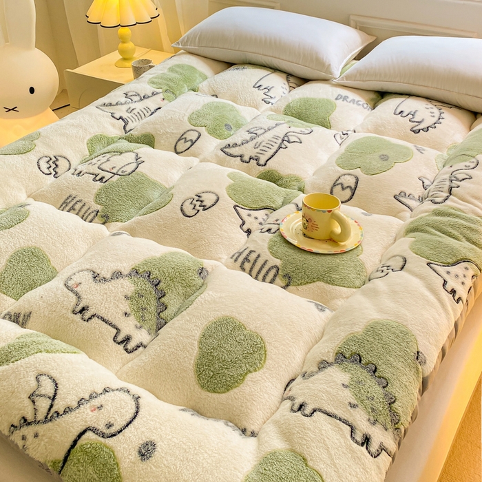 91家纺网 家纺一手货源 找家纺 缦卡琳家纺 2024新款A类牛奶绒羽丝棉床垫 恐龙宝贝