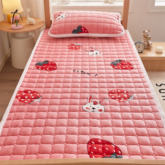 91家纺网 家纺一手货源 找家纺 东宇床垫 2025新款牛奶绒床褥学生床 草莓派对