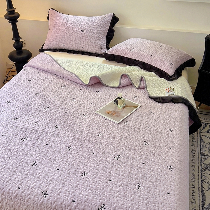 91家纺网 家纺一手货源 找家纺 美梦家纺 2024新款牛奶绒法式绣花夹棉床盖 绒蝴蝶结·水晶紫