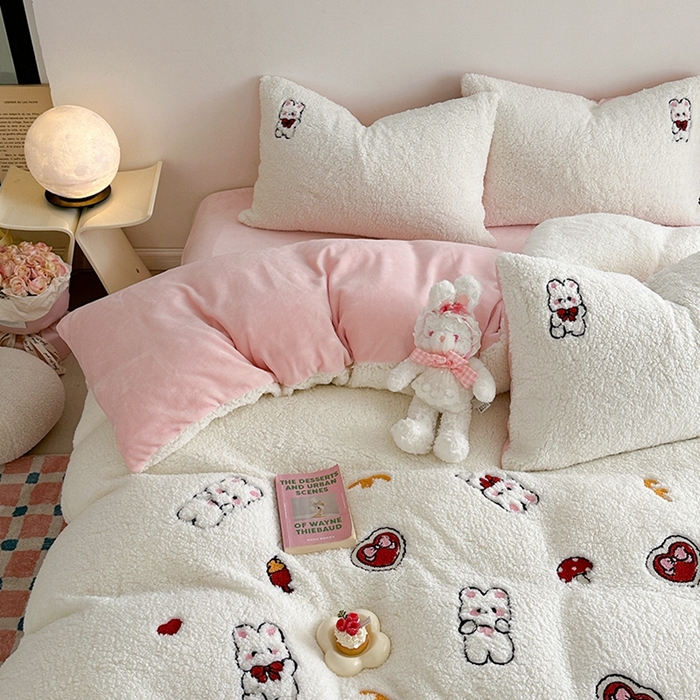 91家纺网 家纺一手货源 找家纺 蜜柚 2024新款高克重羊羔绒牛奶绒毛巾绣四件套 欢乐兔小姐