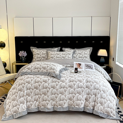 91家纺网 家纺一手货源 找家纺 芷卧 2025新款高克重A类全拼角立体雕花绒牛奶绒四件套 花资-浅灰