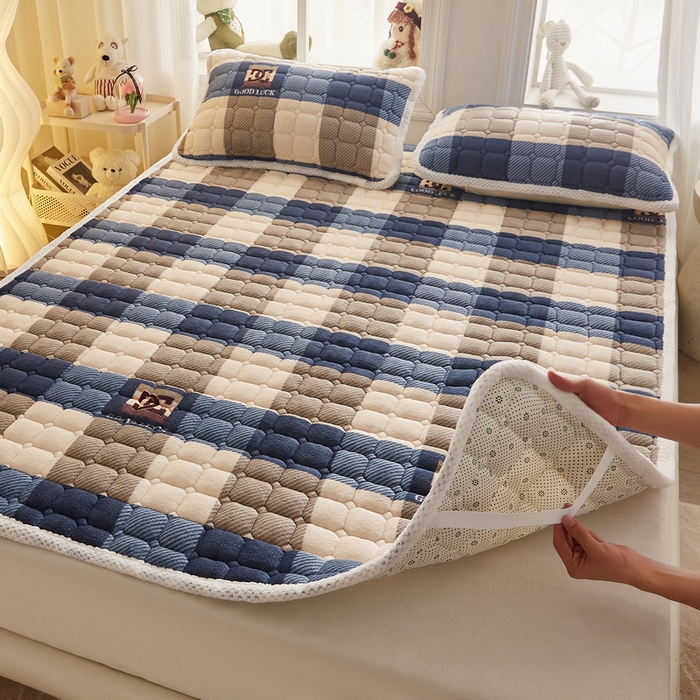 91家纺网 家纺一手货源 找家纺 东宇床垫 2024新款牛奶绒床褥大床 格子蓝