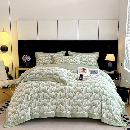 91家纺网 家纺一手货源 找家纺 芷卧 2025新款高克重A类全拼角立体雕花绒牛奶绒四件套 花资-绿色