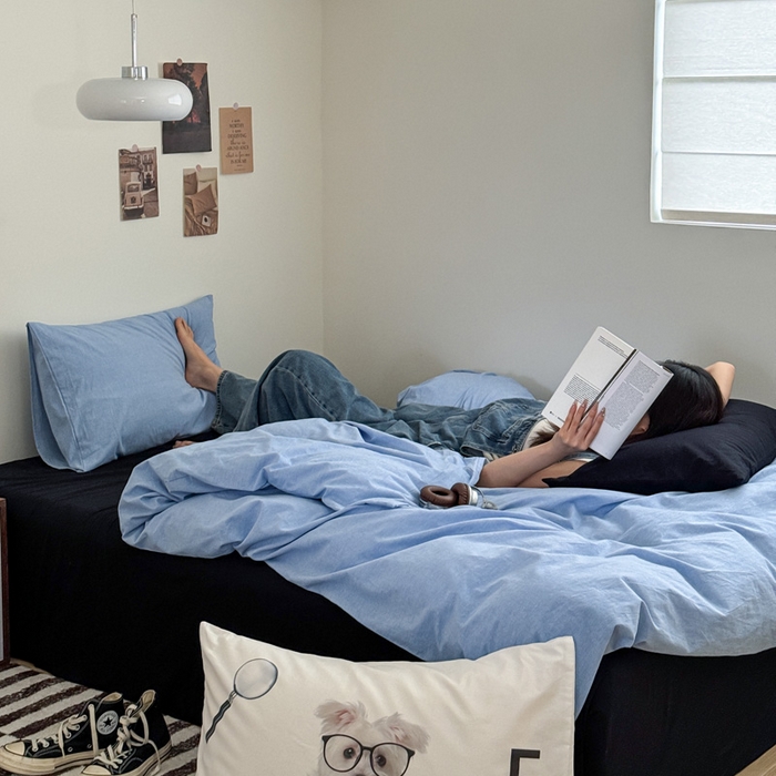 91家纺网 家纺一手货源 找家纺 艾沁家纺 2024新款简约风全棉色织水洗棉混搭四件套 天蓝+黑（天蓝枕+印花枕）