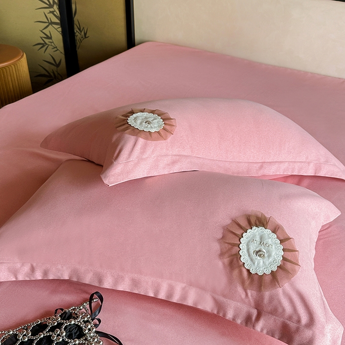 91家纺网 家纺一手货源 找家纺 宜家坊 2024秋冬加厚肌理纹碳素磨毛刺绣贴布绣花边新中式四件套 粉色