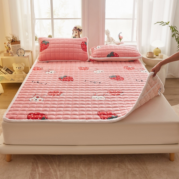 91家纺网 家纺一手货源 找家纺 东宇床垫 2024新款牛奶绒床褥大床 草莓派对