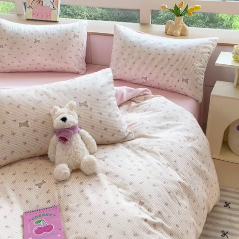 91家纺网 家纺一手货源 找家纺 麦伦家居 2024秋冬新品 多功能床品全棉+牛奶绒四件套 碎花小熊