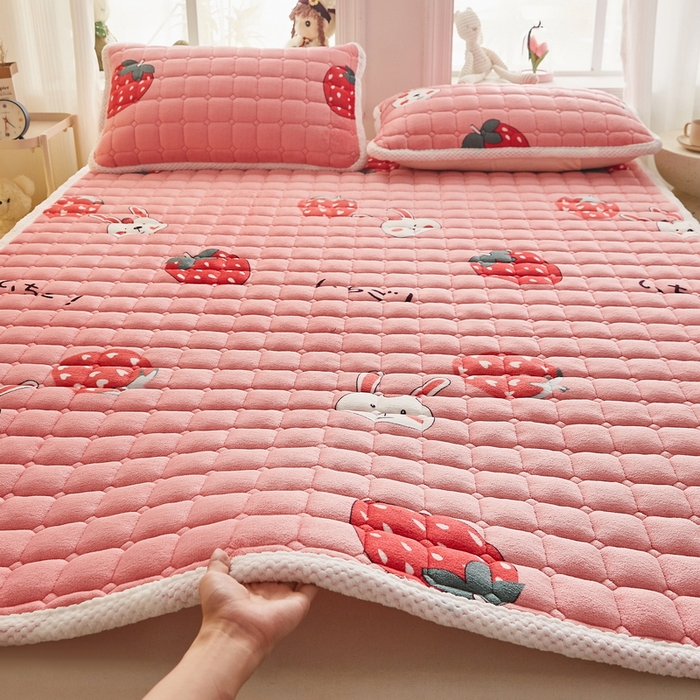 91家纺网 家纺一手货源 找家纺 东宇床垫 2024新款牛奶绒床褥大床 草莓派对