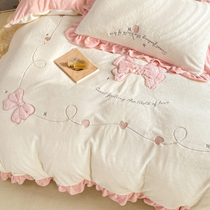 91家纺网 家纺一手货源 找家纺 蜜柚 2024新款全消光高克重韩版小清新贴布绣四件套 蝴蝶结-粉