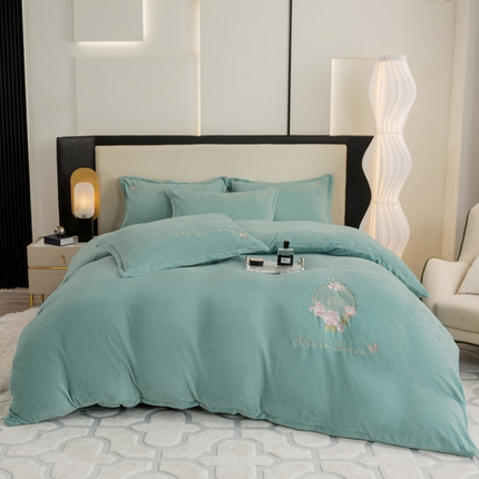 91家纺网 家纺一手货源 找家纺 晶缦家纺 2024新款高克重牛奶绒刺绣花四件套 花仙子-草绿