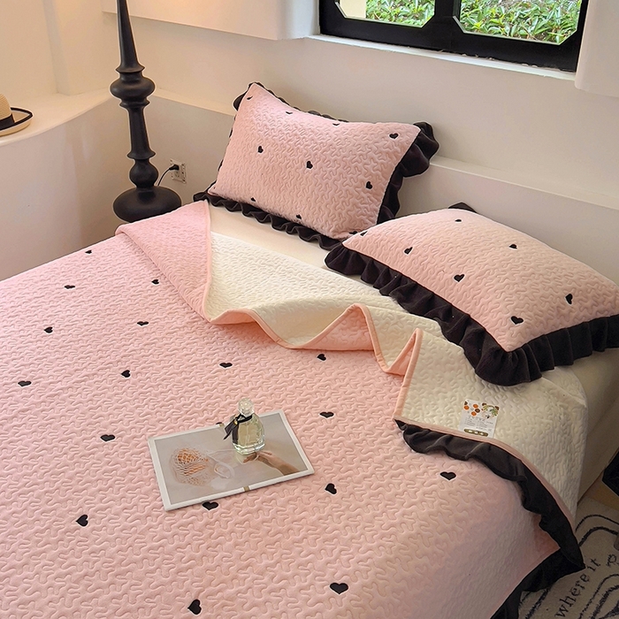 91家纺网 家纺一手货源 找家纺 美梦家纺 2024新款牛奶绒法式绣花夹棉床盖 绒爱心·樱花粉