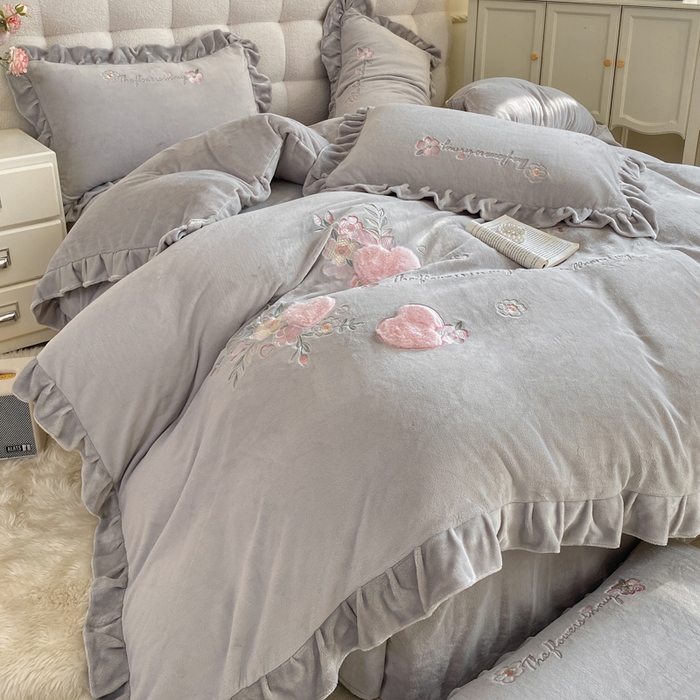 91家纺网 家纺一手货源 找家纺 蜜柚 2024新款全消光高克重韩版小清新贴布绣四件套 花妍-灰