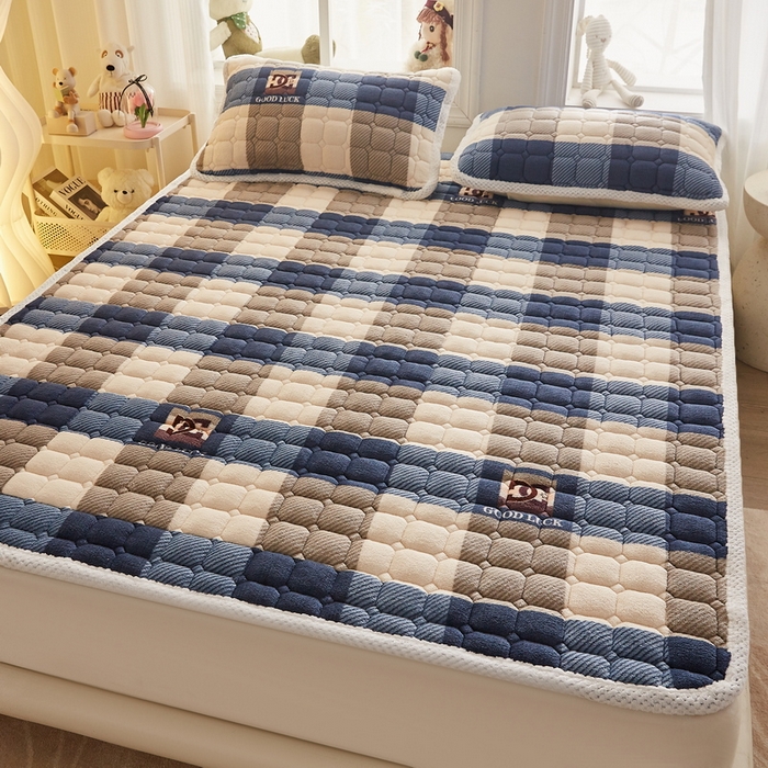 91家纺网 家纺一手货源 找家纺 东宇床垫 2024新款牛奶绒床褥大床 格子蓝