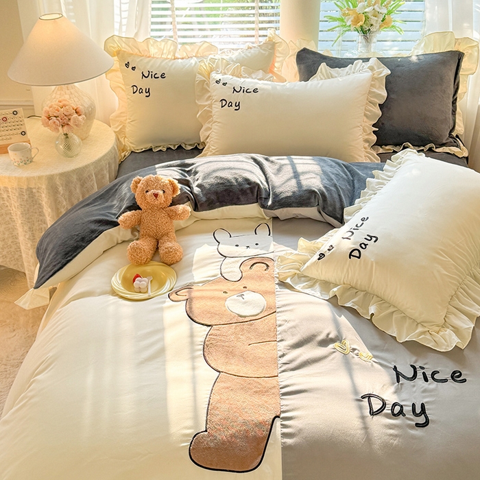 91家纺网 家纺一手货源 找家纺 绒兔兔 2024新款棉加牛奶绒贴布绣四件套 可爱熊仔-浅灰