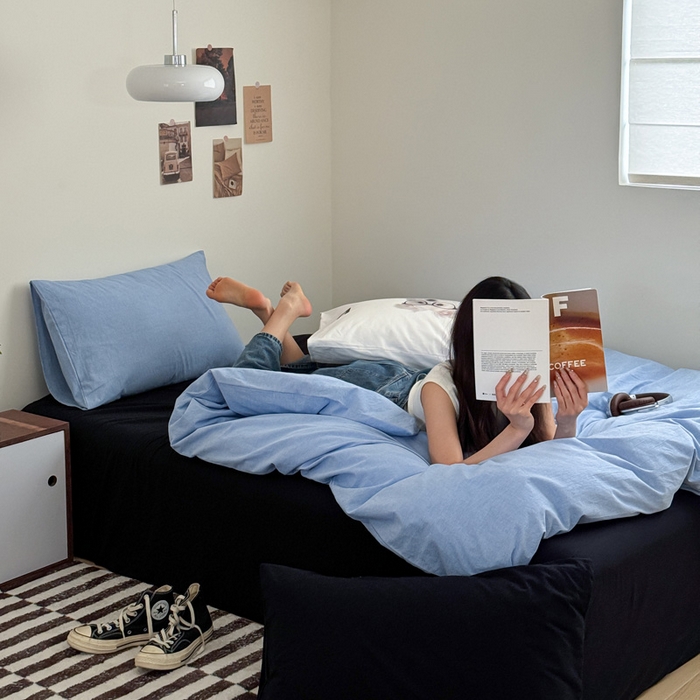 91家纺网 家纺一手货源 找家纺 艾沁家纺 2024新款简约风全棉色织水洗棉混搭四件套 天蓝+黑（天蓝枕+印花枕）