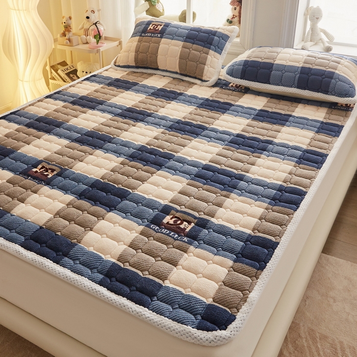 91家纺网 家纺一手货源 找家纺 东宇床垫 2024新款牛奶绒床褥大床 格子蓝