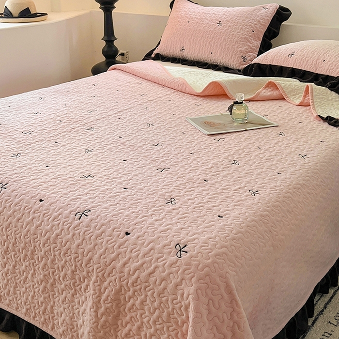 91家纺网 家纺一手货源 找家纺 美梦家纺 2024新款牛奶绒法式绣花夹棉床盖 绒蝴蝶结·樱花粉