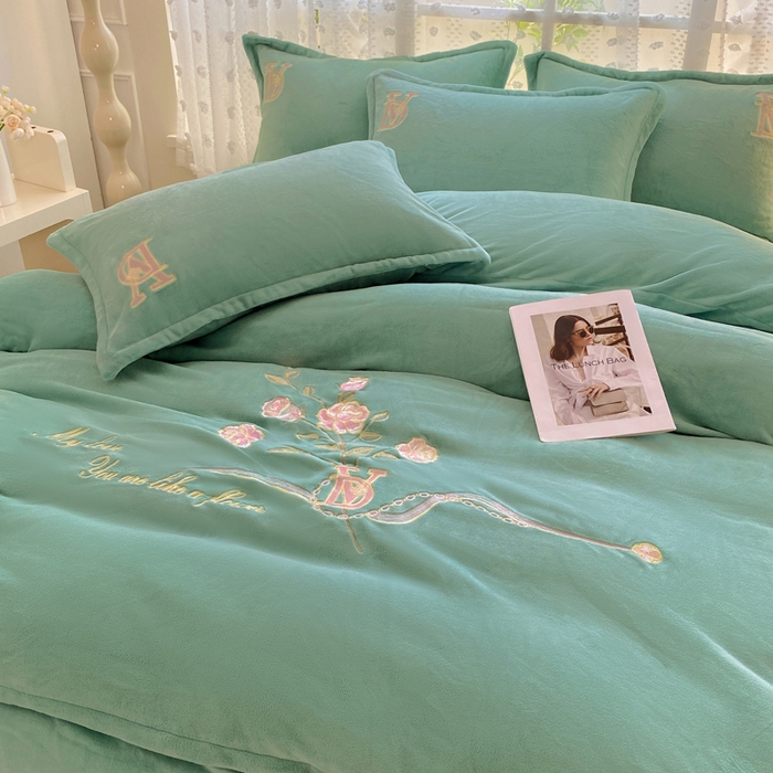 91家纺网 家纺一手货源 找家纺 晶缦家纺 2024新款高克重牛奶绒刺绣花四件套 点点花季-草绿