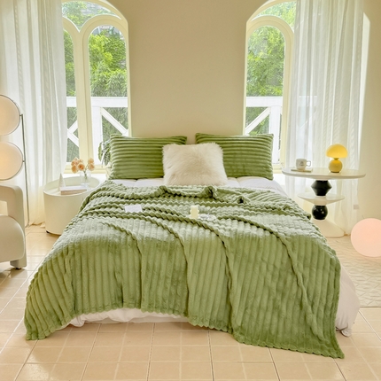 91家纺网 家纺一手货源 找家纺 花言狐语 2025新款兔毛绒多功能毛毯抽条牛奶绒贝贝绒毛毯 草绿