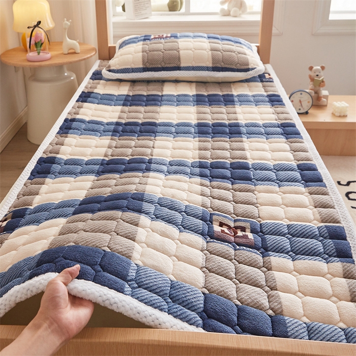 91家纺网 家纺一手货源 找家纺 东宇床垫 2025新款牛奶绒床褥学生床 格子蓝