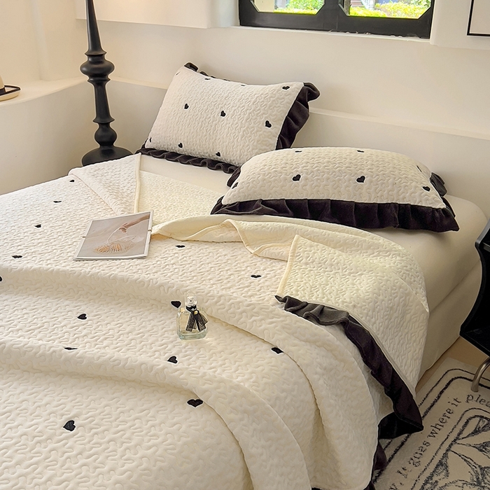 91家纺网 家纺一手货源 找家纺 美梦家纺 2024新款牛奶绒法式绣花夹棉床盖 绒爱心·奶昔白