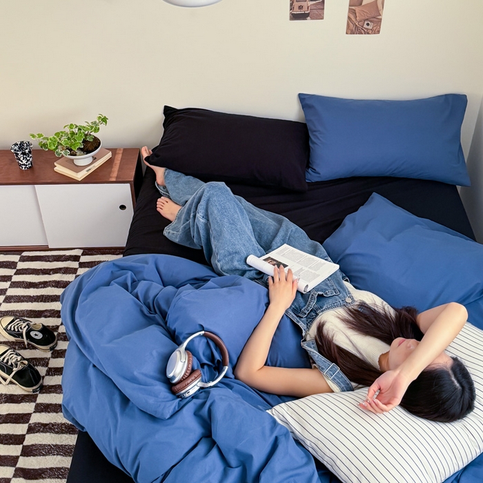 91家纺网 家纺一手货源 找家纺 艾沁家纺 2024新款简约风全棉色织水洗棉混搭四件套 深蓝+黑（深蓝枕+黑色枕）