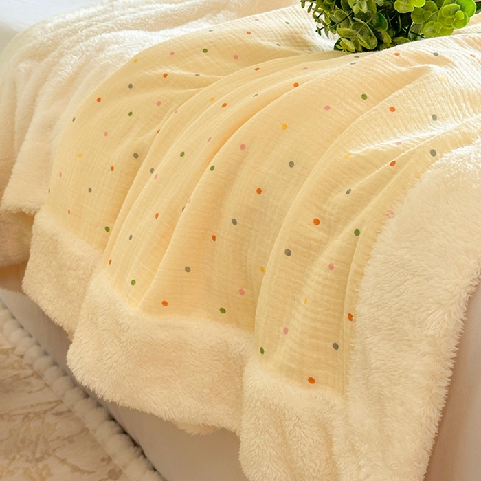 91家纺网 家纺一手货源 找家纺 木楌家居 2025新款皱绉纱空调盖被毯 波点暖暖