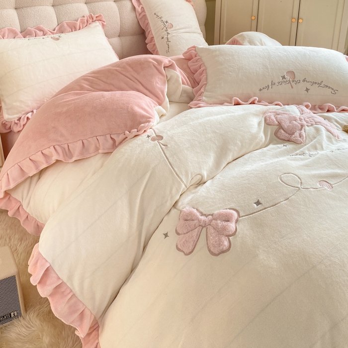 91家纺网 家纺一手货源 找家纺 蜜柚 2024新款全消光高克重韩版小清新贴布绣四件套 蝴蝶结-粉