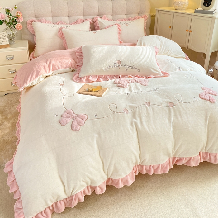 91家纺网 家纺一手货源 找家纺 蜜柚 2024新款全消光高克重韩版小清新贴布绣四件套 蝴蝶结-粉