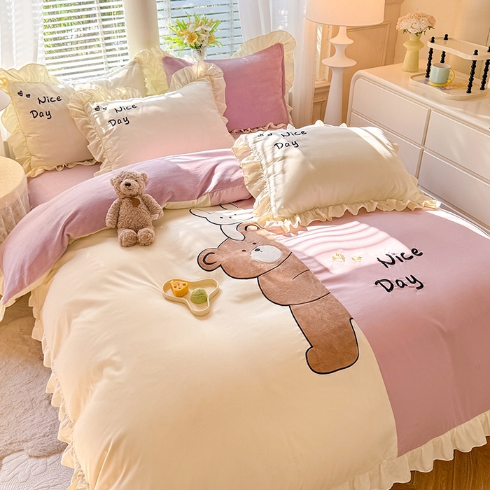 91家纺网 家纺一手货源 找家纺 绒兔兔 2024新款棉加牛奶绒贴布绣四件套 可爱熊仔-浅紫