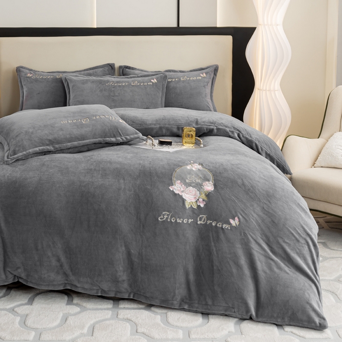 91家纺网 家纺一手货源 找家纺 晶缦家纺 2024新款高克重牛奶绒刺绣花四件套 花仙子-烟灰