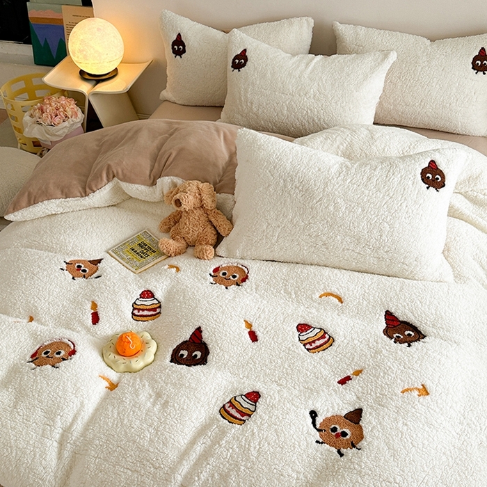 91家纺网 家纺一手货源 找家纺 蜜柚 2024新款高克重羊羔绒牛奶绒毛巾绣四件套 曲奇乐园