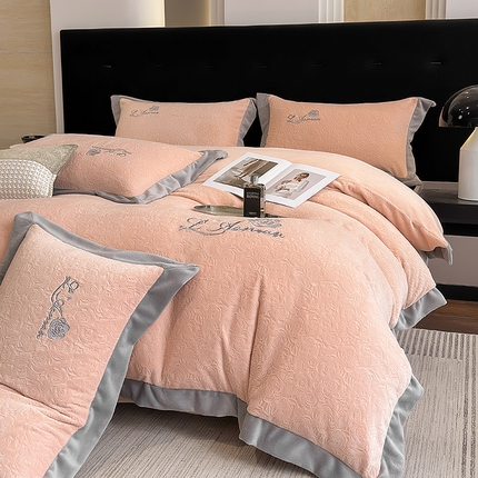 91家纺网 家纺一手货源 找家纺 （总）娇逸家居 2024新款A类雕花牛奶绒拼边刺绣款-99玫瑰