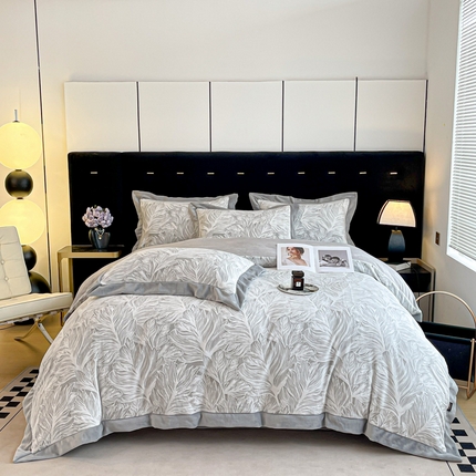 91家纺网 家纺一手货源 找家纺 芷卧 2025新款高克重A类全拼角立体雕花绒牛奶绒四件套 羽茉-浅灰