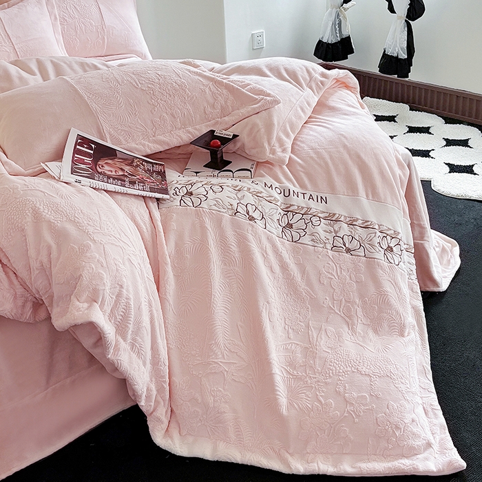 91家纺网 家纺一手货源 找家纺 宜家坊 2024新款法式轻奢全消光牛奶绒雕花拼接刺绣四件套-丛林猎豹（含无纺布包装） 丛林猎豹-奶油粉