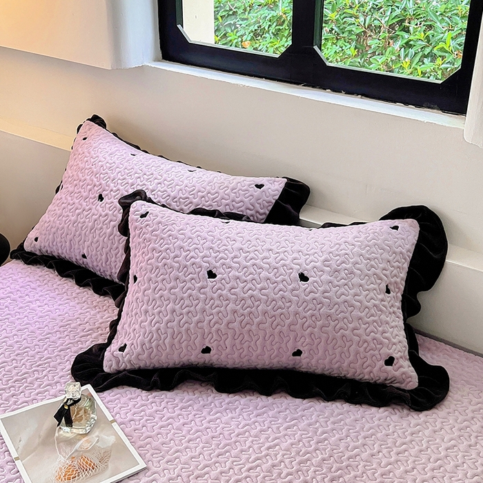 91家纺网 家纺一手货源 找家纺 美梦家纺 2024新款牛奶绒法式绣花夹棉床盖 绒爱心·水晶紫