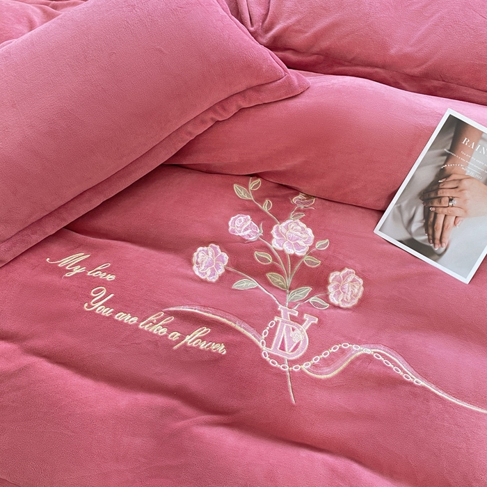 91家纺网 家纺一手货源 找家纺 晶缦家纺 2024新款高克重牛奶绒刺绣花四件套 点点花季-豆沙