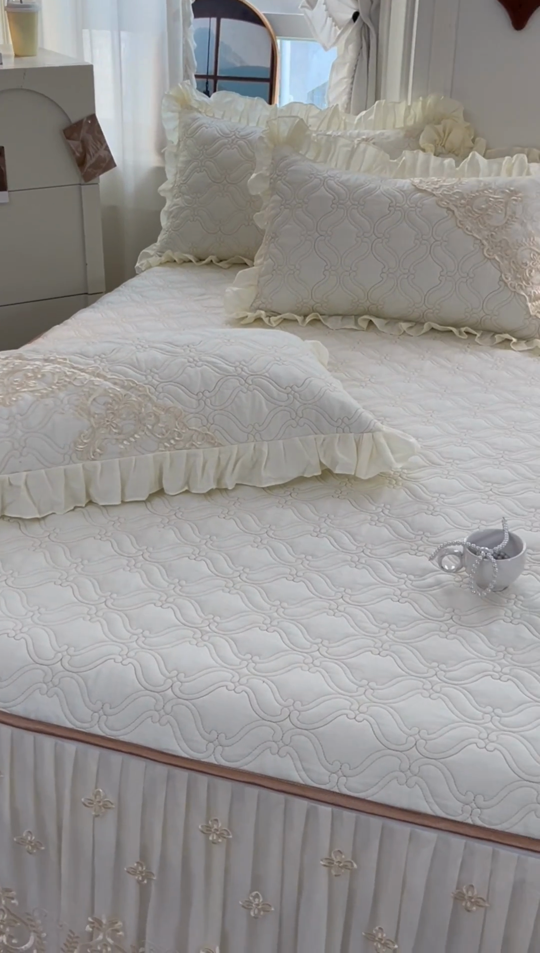 91家纺网 家纺一手货源 找家纺 罗艺轩 2024新款公主风全棉加厚可脱卸床笠式床裙三件套 慕雅-奶昔