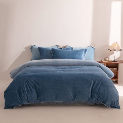 91家纺网 家纺一手货源 找家纺 ONE TWO ONE 121 新品【婴儿绒四件套】2024毛毯被子四件套单件床单被套床笠珊瑚绒牛奶绒冬被法兰绒兔毛绒 雾兰-浅蓝