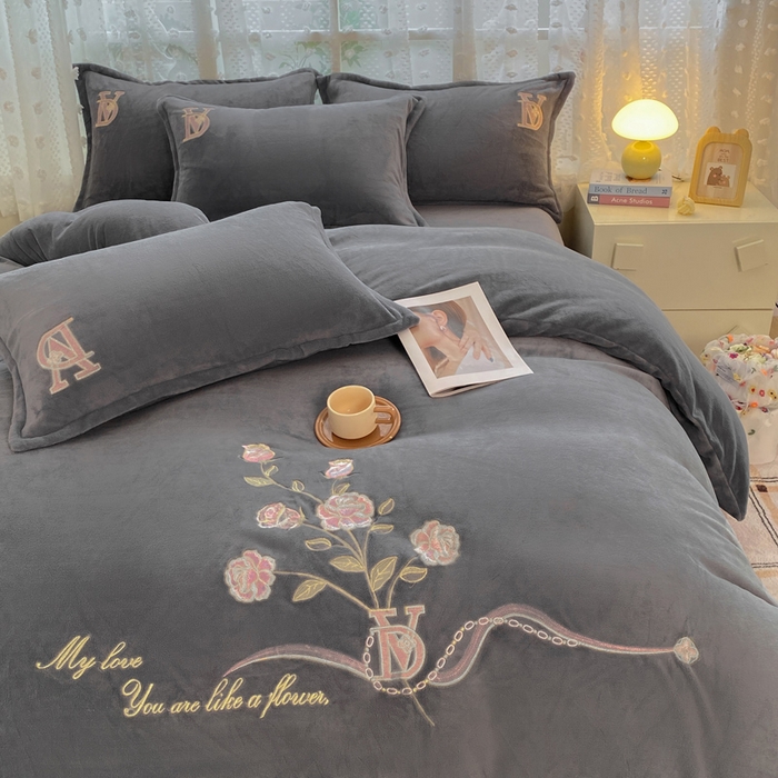 91家纺网 家纺一手货源 找家纺 晶缦家纺 2024新款高克重牛奶绒刺绣花四件套 点点花季-烟灰