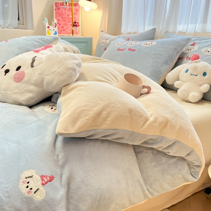 91家纺网 家纺一手货源 找家纺 慕尚家纺 2025新款牛奶绒毛巾绣刺绣四件套 小萌狗 蓝白