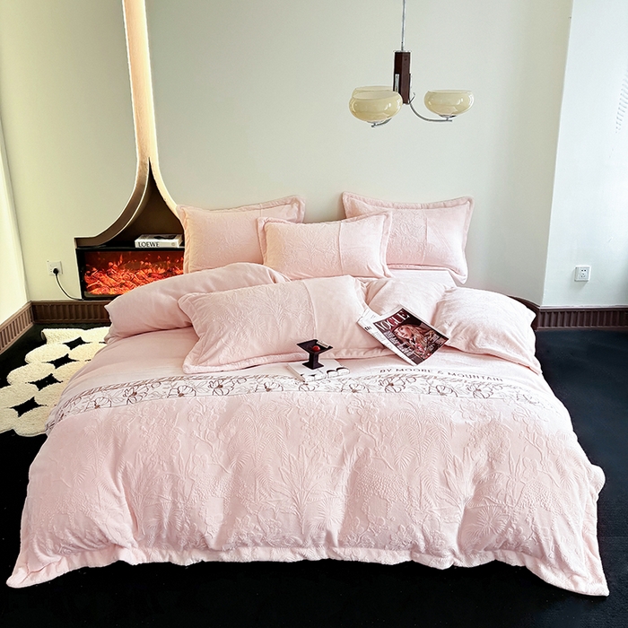 91家纺网 家纺一手货源 找家纺 宜家坊 2024新款法式轻奢全消光牛奶绒雕花拼接刺绣四件套-丛林猎豹（含无纺布包装） 丛林猎豹-奶油粉