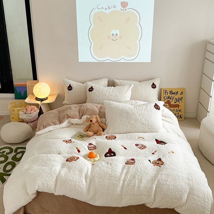 91家纺网 家纺一手货源 找家纺 蜜柚 2024新款高克重羊羔绒牛奶绒毛巾绣四件套 曲奇乐园