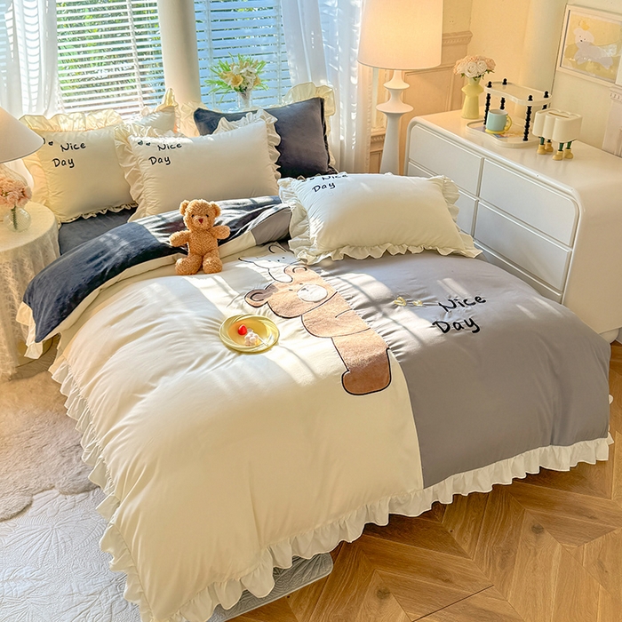 91家纺网 家纺一手货源 找家纺 绒兔兔 2024新款棉加牛奶绒贴布绣四件套 可爱熊仔-浅灰