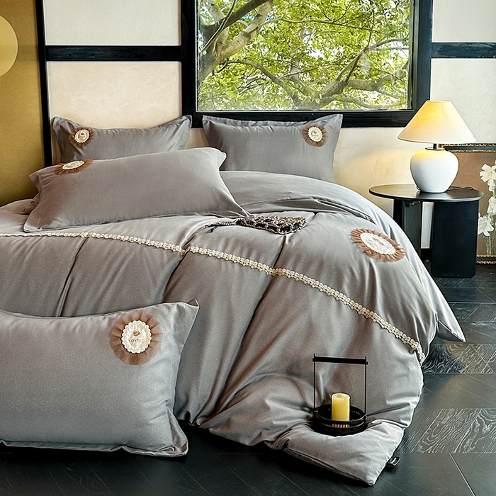 91家纺网 家纺一手货源 找家纺 宜家坊 2024秋冬加厚肌理纹碳素磨毛刺绣贴布绣花边新中式四件套 灰色