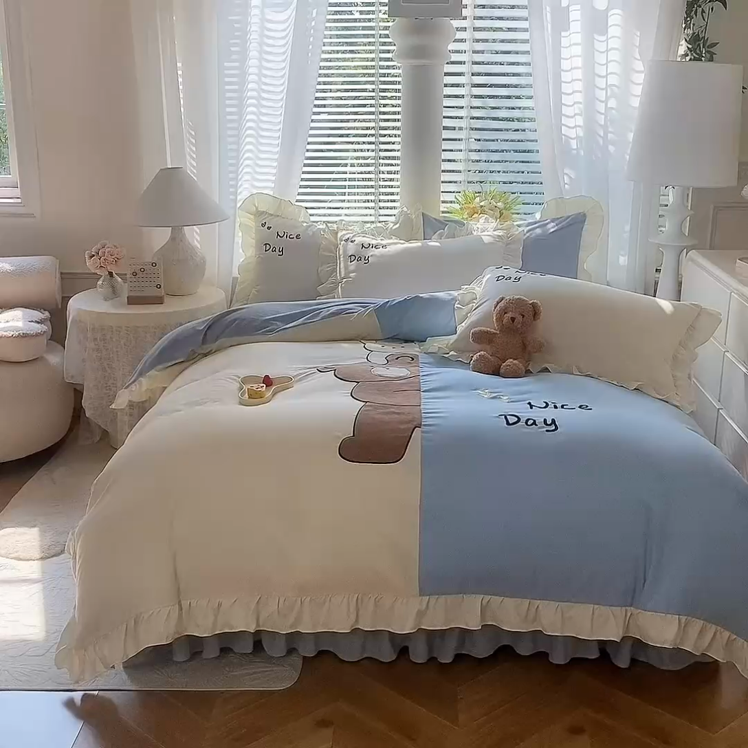 91家纺网 家纺一手货源 找家纺 绒兔兔 2024新款棉加牛奶绒贴布绣四件套 可爱熊仔-浅兰