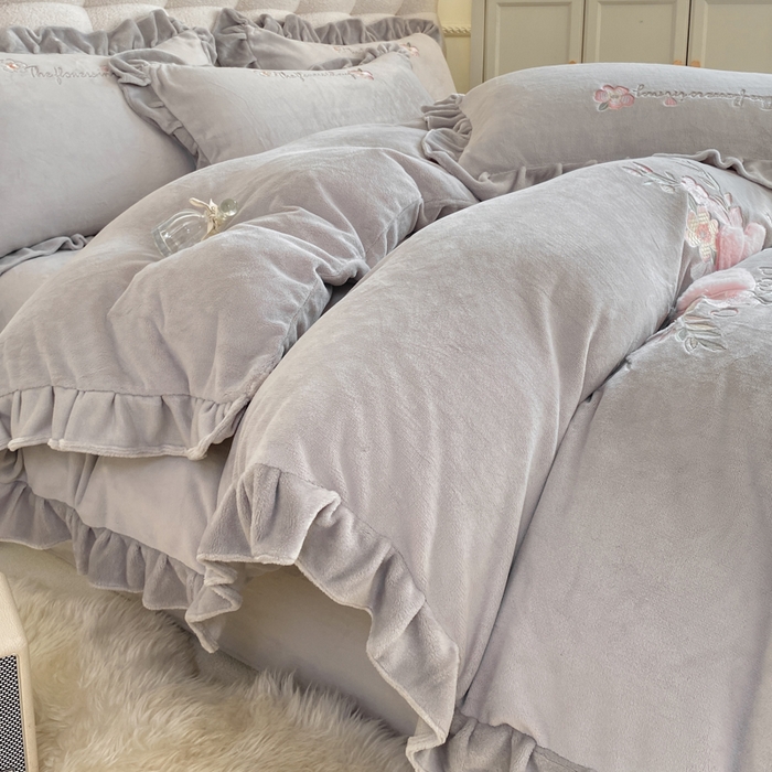 91家纺网 家纺一手货源 找家纺 蜜柚 2024新款全消光高克重韩版小清新贴布绣四件套 花妍-灰