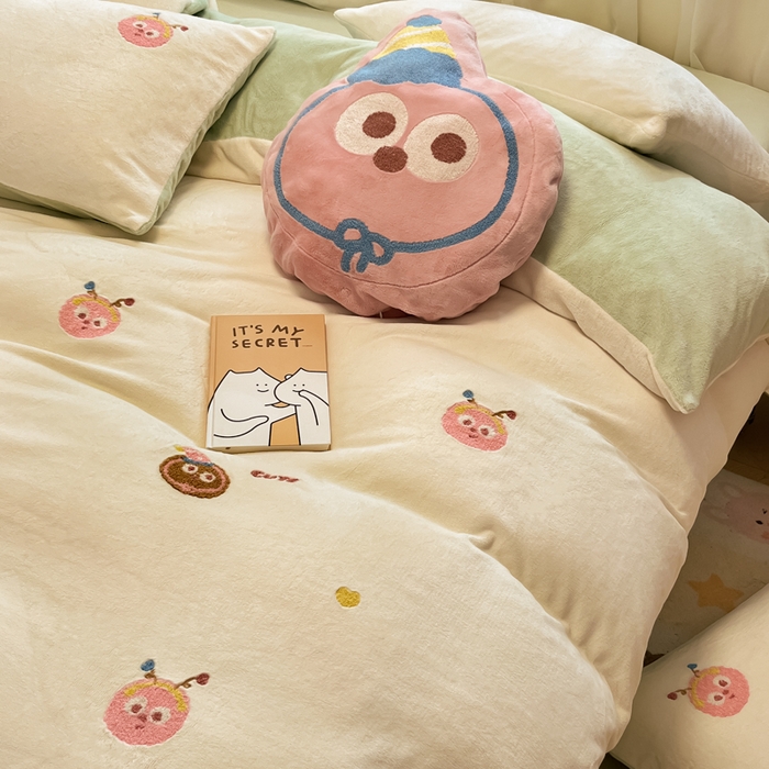 91家纺网 家纺一手货源 找家纺 慕尚家纺 2025新款牛奶绒毛巾绣刺绣四件套 怪兽君 白绿