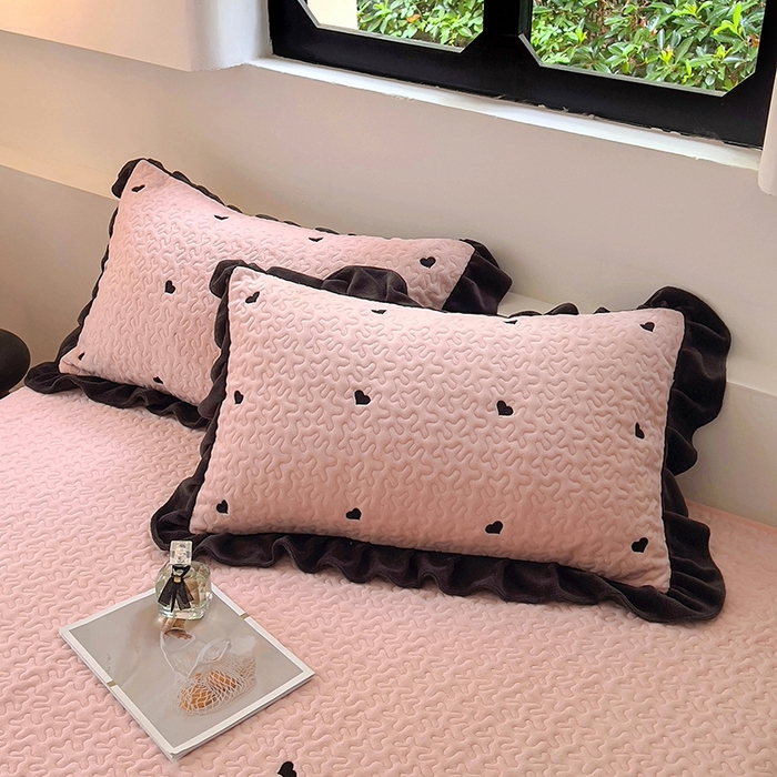 91家纺网 家纺一手货源 找家纺 美梦家纺 2024新款牛奶绒法式绣花夹棉床盖 绒爱心·樱花粉