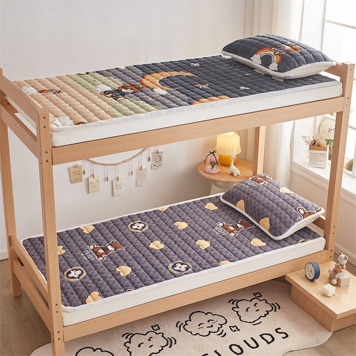 91家纺网 家纺一手货源 找家纺 东宇床垫 2025新款牛奶绒床褥学生床 伴我熊心